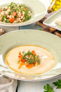 Birkaç tabak balkabağı çorbası, salata ve sandviç. Yakın çekim.