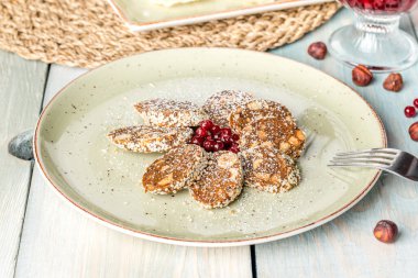 Tabakta dilimlerle servis edilen çikolata ve kurabiye tatlısı. Yakın çekim.