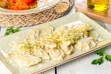 Dikdörtgen bir tabakta köfteler. Ahşap bir arka planda yakın çekim.