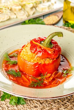 Soslu bir tabakta kırmızı doldurulmuş biber. Yakın çekim.