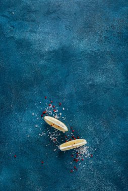 Koyu mavi arka plan, açık ve koyu tonlarda renk değişimleri. Tasarım için arkaplan