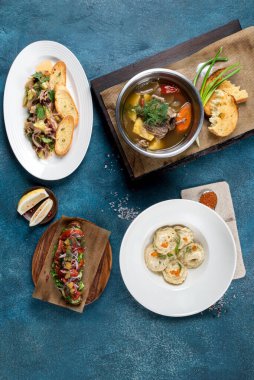 Kulağında çeşitli tabaklar, börekler, atıştırmalıklar ve sandviçler. Yukarıdan ateş edildi