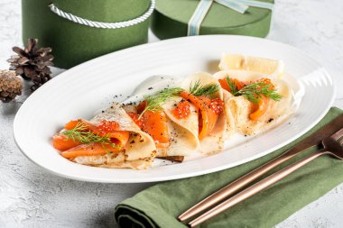 Alabalıklı krep ve kırmızı havyarlı. Yakın çekim.