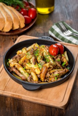 Dereotlu ve turşulu tavada kızarmış patates. Yakın çekim.