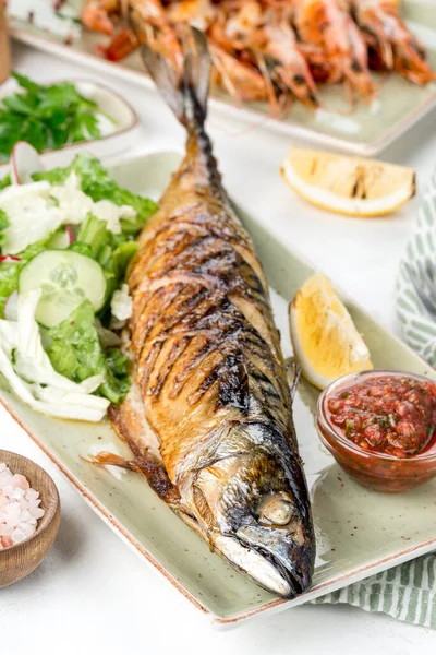 Pescado Parrilla Servido Con Salsa Limón Verduras Frescas Primer Plano —  Fotos de Stock