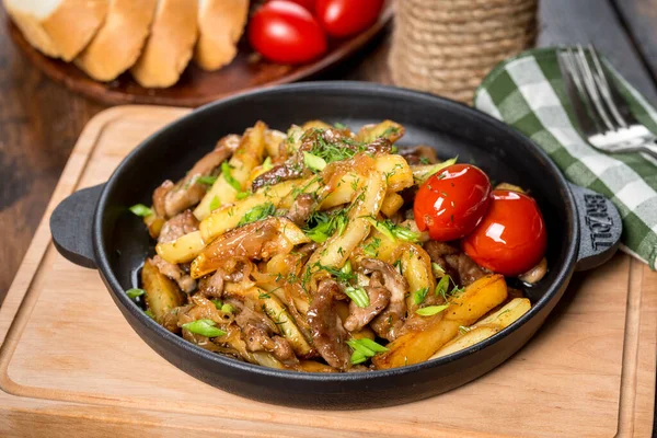Sült Krumpli Marhahússal Egy Serpenyőben Kaporral Uborkával Közelkép — Stock Fotó