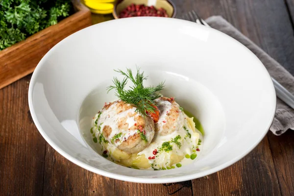 Muksun cutlets served in a white plate. Close-up shot in the decor — Stock Image Muksun Cutlets Served White Plate Close Shot Decor Stock Picture