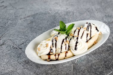Dondurmalı tatlı, taze naneli ve çikolatalı. Yakın çekim.