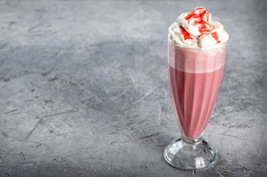 Şeffaf, uzun, cam bardakta vişneli milkshake. Yakın çekim.