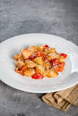 Susam tohumlarıyla süslenmiş sebzeli kızarmış hindi. Yakın çekim.