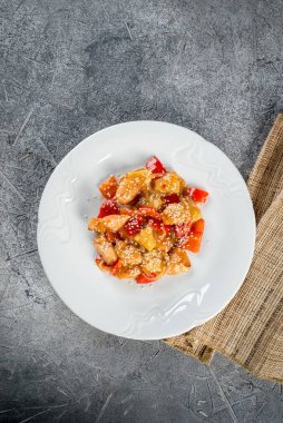 Susam tohumlarıyla süslenmiş sebzeli kızarmış hindi. Yakın çekim.