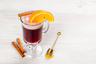 Bir dilim portakallı, tarçınlı ve ballı sıcak şarap. Yakın çekim.
