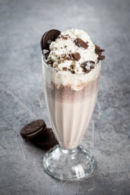 Çikolatalı milkshake ve çikolatalı kurabiye. Yakın çekim.