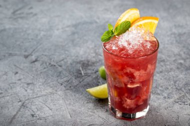 Buzlu ve portakal dilimli dut kokteyli. Yakın çekim.