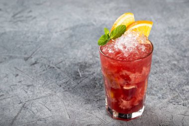 Buzlu ve portakal dilimli dut kokteyli. Yakın çekim.