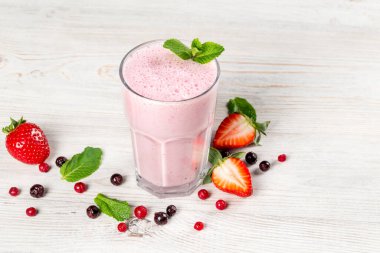 Bacağında bardakta çilekli milkshake. Yakın çekim.