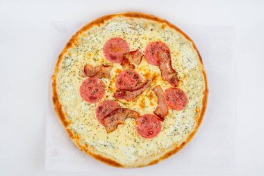 Pastırmalı tortilla, beyaz arka planda peynirli. Yakın çekim.