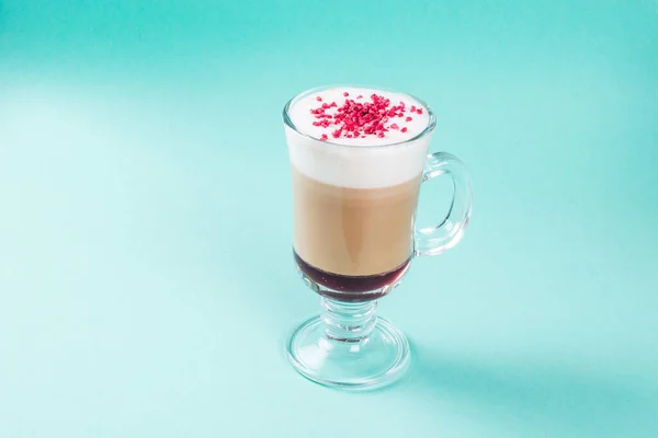 Latte Med Hallon Glas Genomskinligt Glas Med Handtag Närbild — Stockfoto