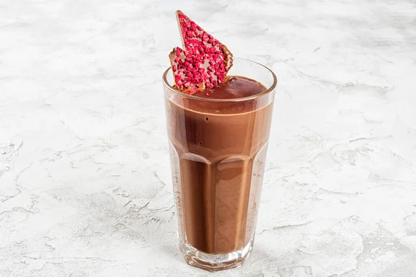 Varm Choklad Ett Glas Genomskinligt Högt Glas Närbild — Stockfoto