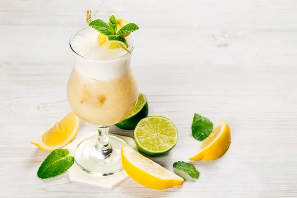 Cocktail Com Limão Limão Copo Transparente Imagem Close — Fotografia de Stock