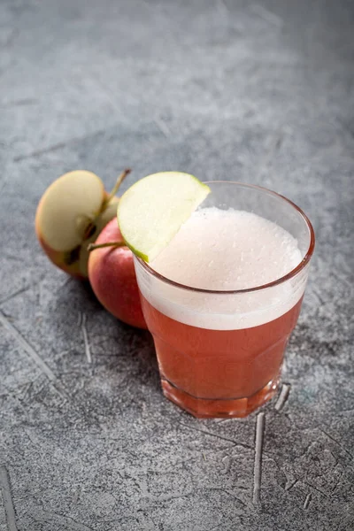 Πιείτε Από Μήλα Ένα Ποτήρι Διαφανές Γυαλί Κοντινό Πλάνο — Φωτογραφία Αρχείου