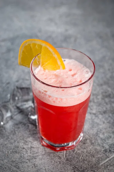 Trinken Sie Fruchtgetränk Aus Beeren Mit Einer Orangenscheibe Einem Transparenten — Stockfoto