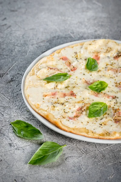 Pizza Con Formaggio Decorato Con Verdure Girato Dall Alto Primo — Foto Stock
