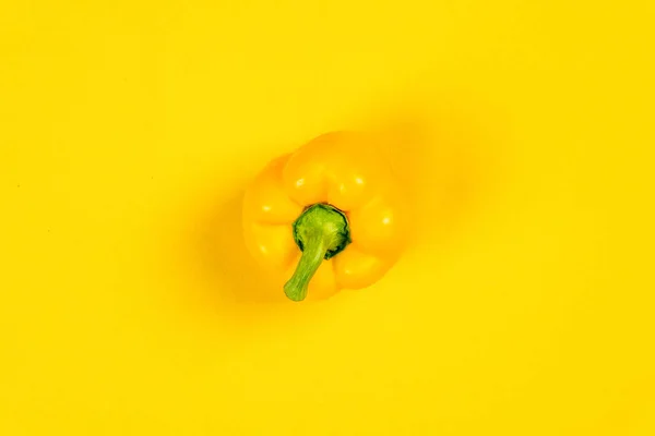 Желтый Перец Сфотографирован Сверху Жёлтом Фоне Тенями — стоковое фото