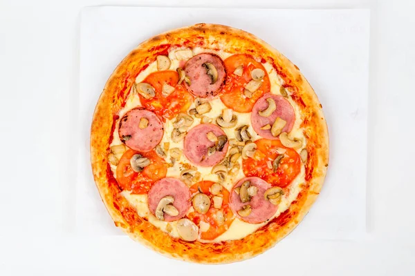 Pizza Con Salsiccia Pomodori Funghi Fondo Bianco Primo Piano — Foto Stock