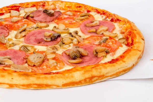 Pizza Com Salsicha Tomate Cogumelos Fundo Branco Imagem Close — Fotografia de Stock