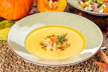 Sonbahar balkabağı çorbası. Ahşap arka planda yakın plan çekimi.