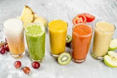Üzümlü meyve püresi, ananas, kivi, domates, elma suyu, yakın plan.
