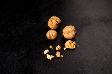 Siyah arka planda birkaç ceviz resmi. Yakın plan.