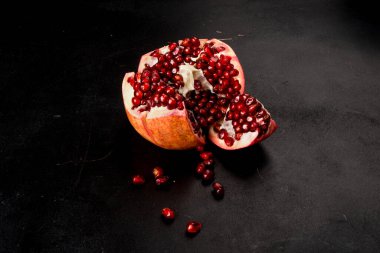 Siyah arkaplanda kırmızı biber