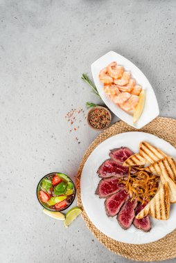 Biftek ve karides bir restoranın arka plan çekiminde. Metin için yer