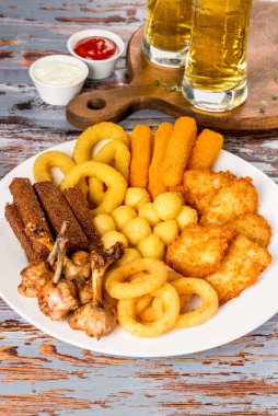 Bira için çerezler ahşap bir arka planda beyaz bir tabakta.