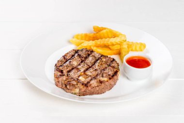 Beyaz bir tabakta ızgara pirzola. Beyaz bir arka planda izole edilmiş.