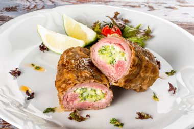 Beyaz tabakta İtalyan köftesi. Bir restoran için yakın çekim.