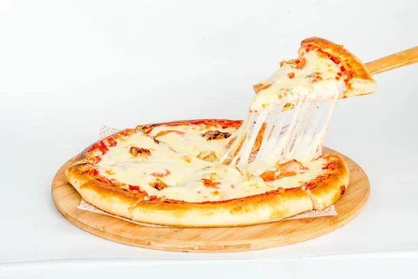 Pizza Uma Fatia Queijo Que Estende Sobre Fundo Branco Imagem — Fotografia de Stock