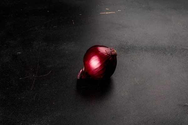 Червона Цибуля Ізольована Чорному Тлі Постріл Боку — стокове фото