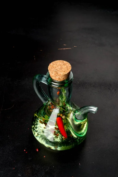 Прозорий Скляний Карафе Олією Приправами Чорному Тлі — стокове фото