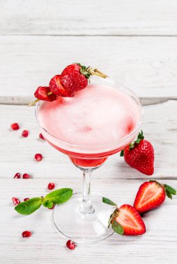 Çilek ve tekila dut kokteyli yakın plan çekimleri.