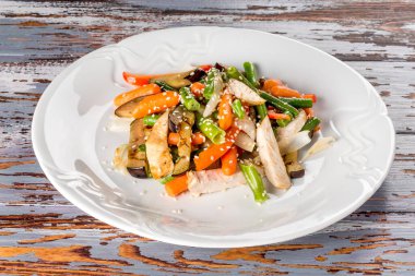 Beyaz tabakta sebzeli tavuk pişirdim. Yakın çekim..