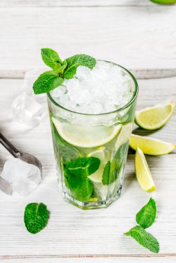 Limonlu mojito ve cam bir kapta buz.