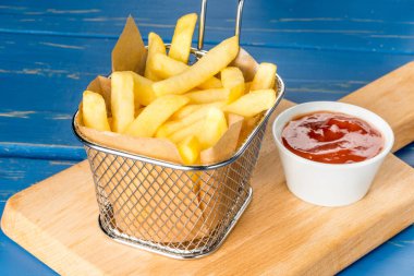 Geleneksel patates kızartması ve ketçap. Yakın çekim.