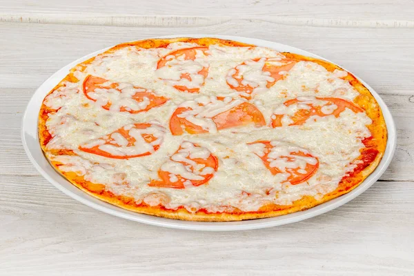 Margarita Pizza Mit Tomaten Und Käse Nahaufnahme Auf Weißem Holzgrund — Stockfoto