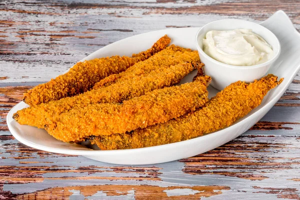 Capelán Asado Plato Blanco Con Salsa Filmada Cerca Sobre Fondo — Foto de Stock