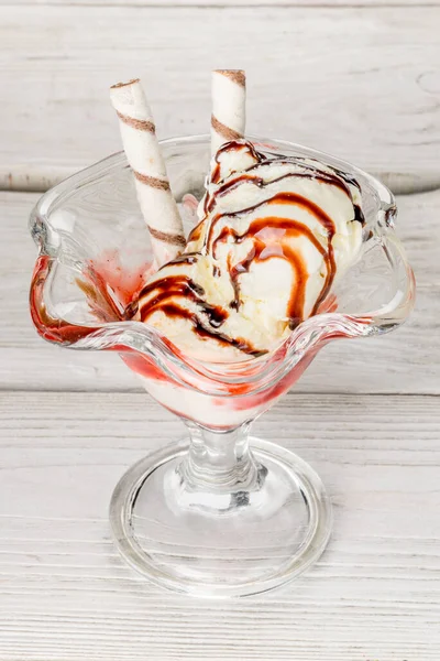Крупный План Мороженого Стеклянной Тарелке Деревянном Белом Фоне — стоковое фото