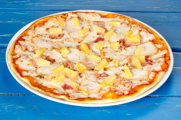 Hawaiian Pizza Tallrikar Sköt Blå Trä Bakgrund Närbild — Stockfoto