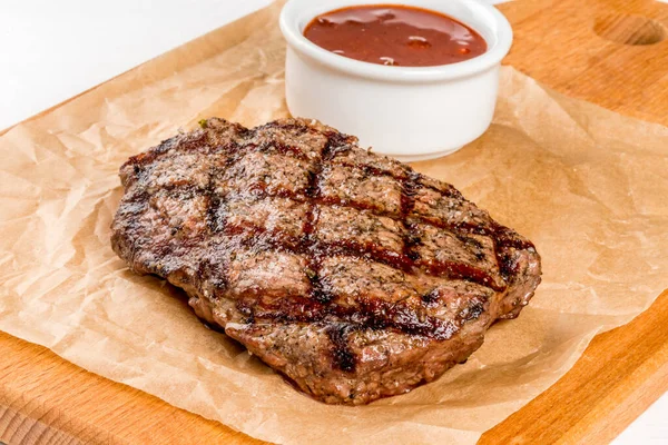 Primo Piano Bistecca Manzo Una Tavola Legno Con Salsa — Foto Stock